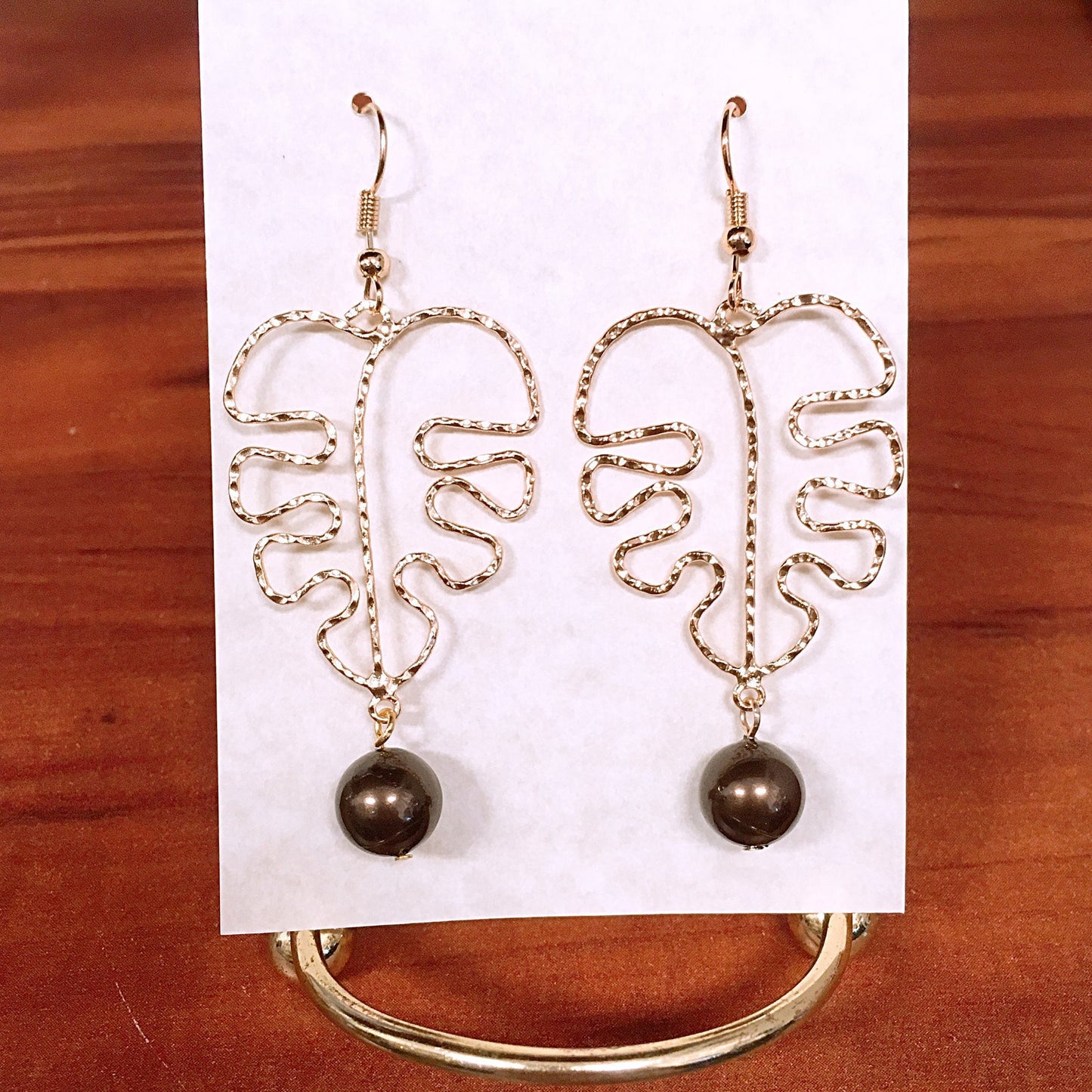 Monstera Leaf Wire: Hamilton Gold Earring with Shell Pearls