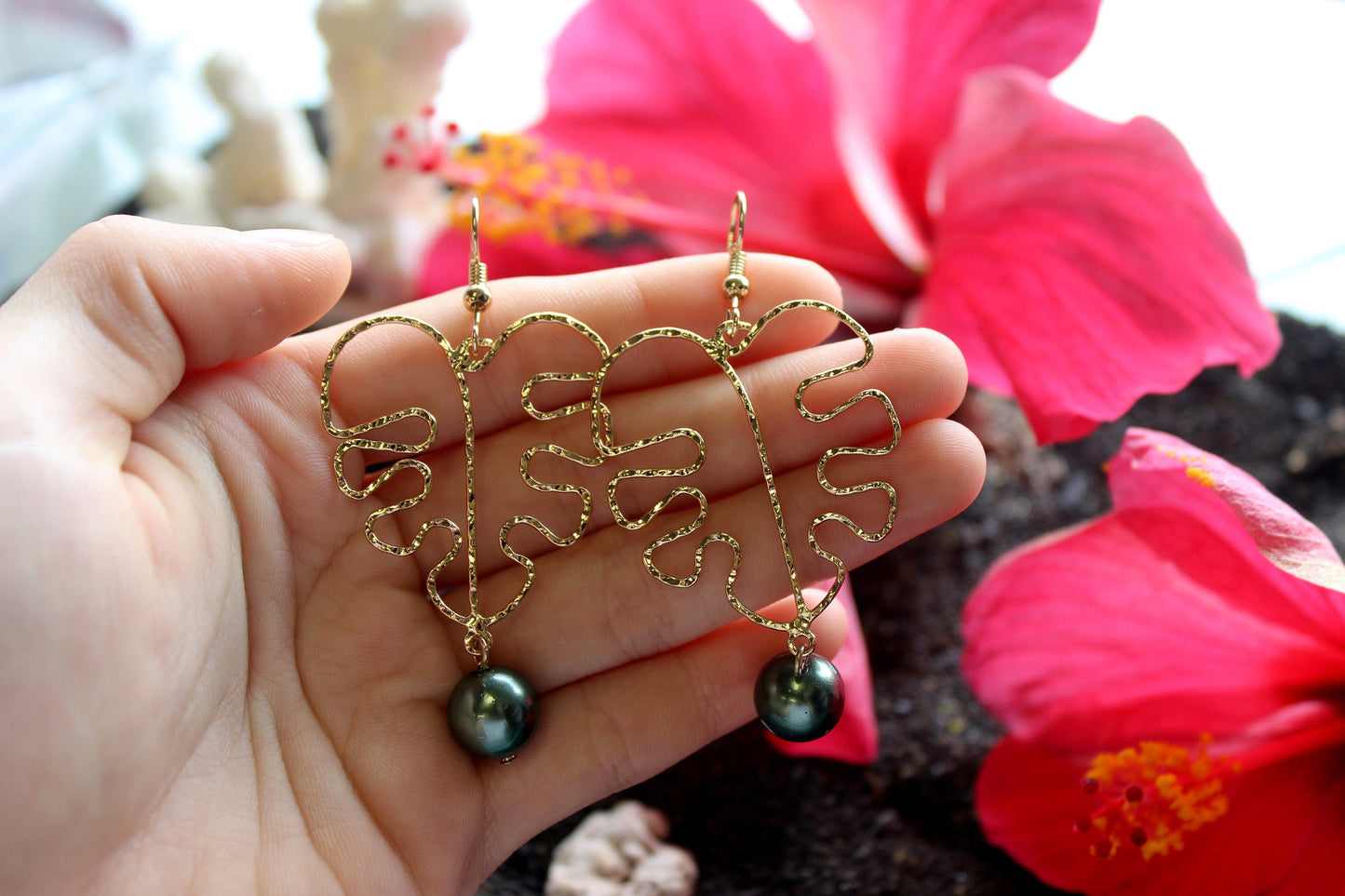 Monstera Leaf Wire: Hamilton Gold Earring with Shell Pearls
