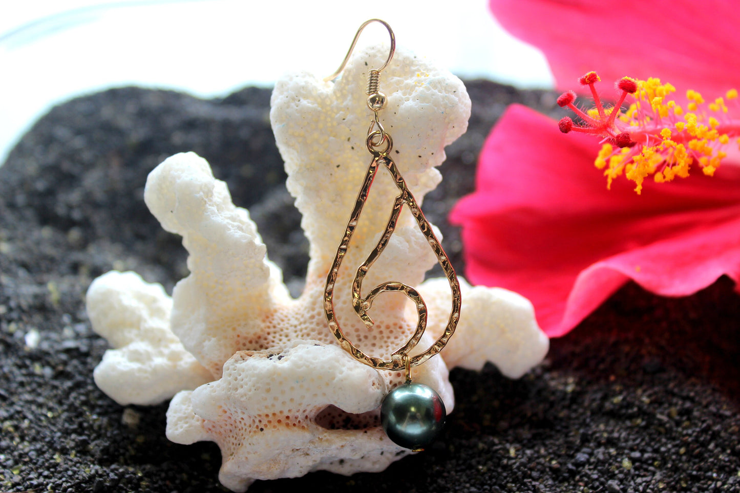 Teardrop Wave: Hamilton Gold Earring with Shell Pearls