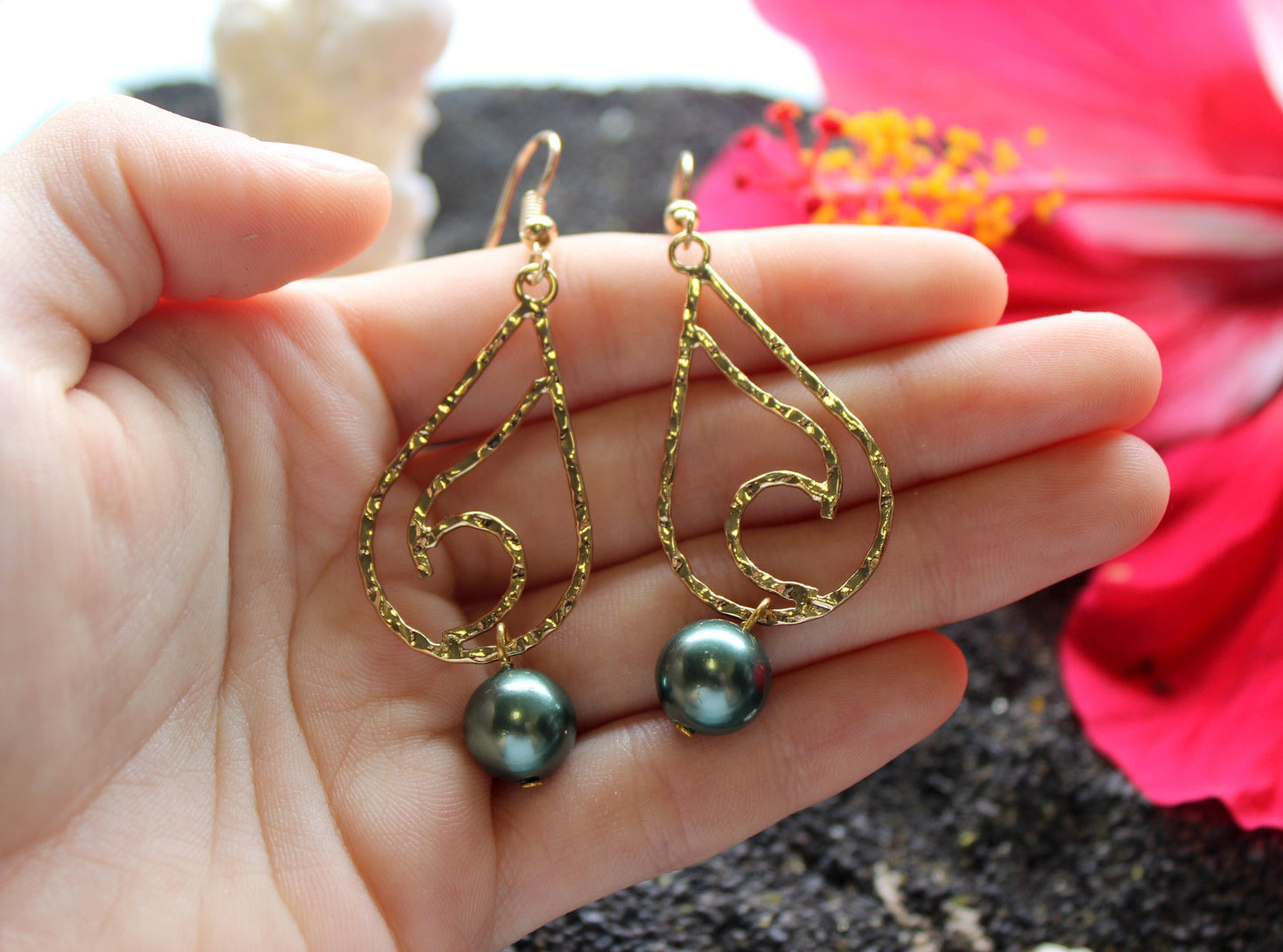 Teardrop Wave: Hamilton Gold Earring with Shell Pearls