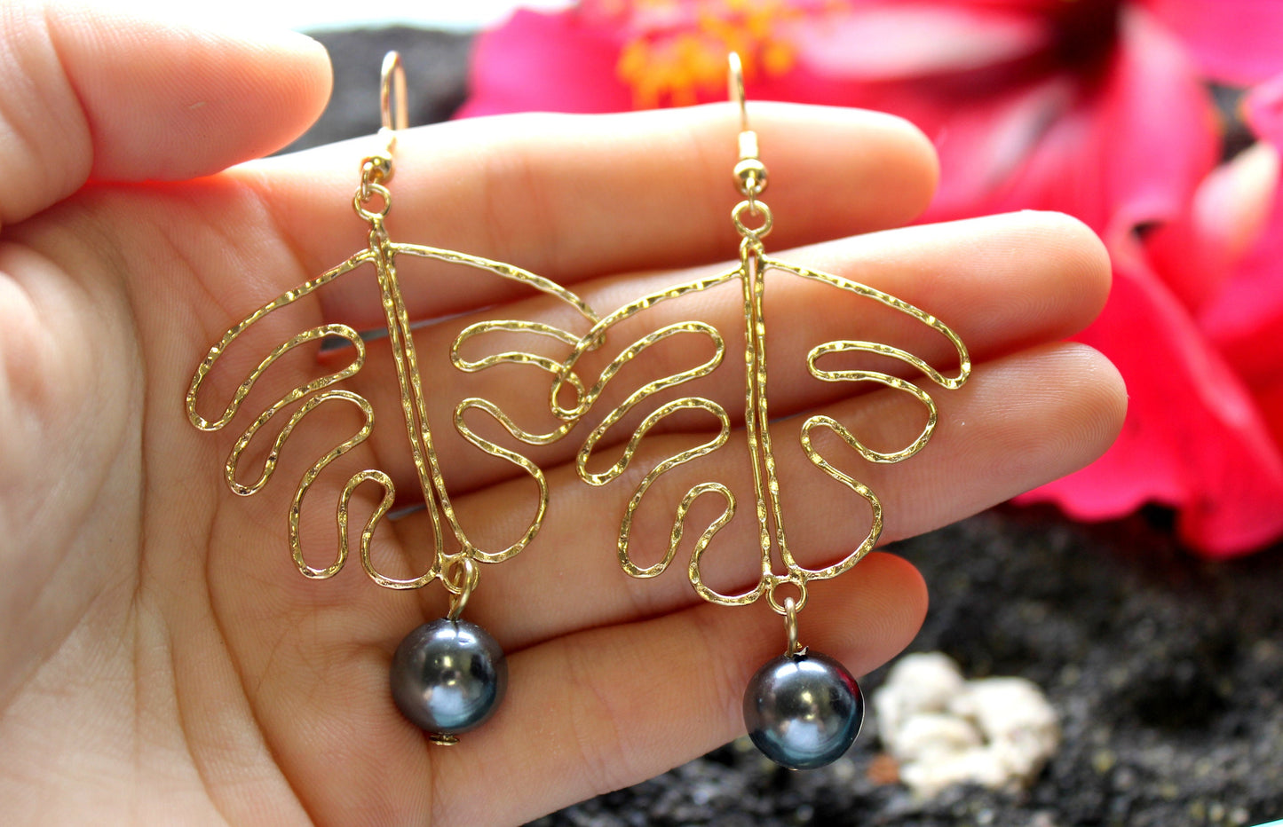 Monstera Wire: Hamilton Gold Earring with Shell Pearls
