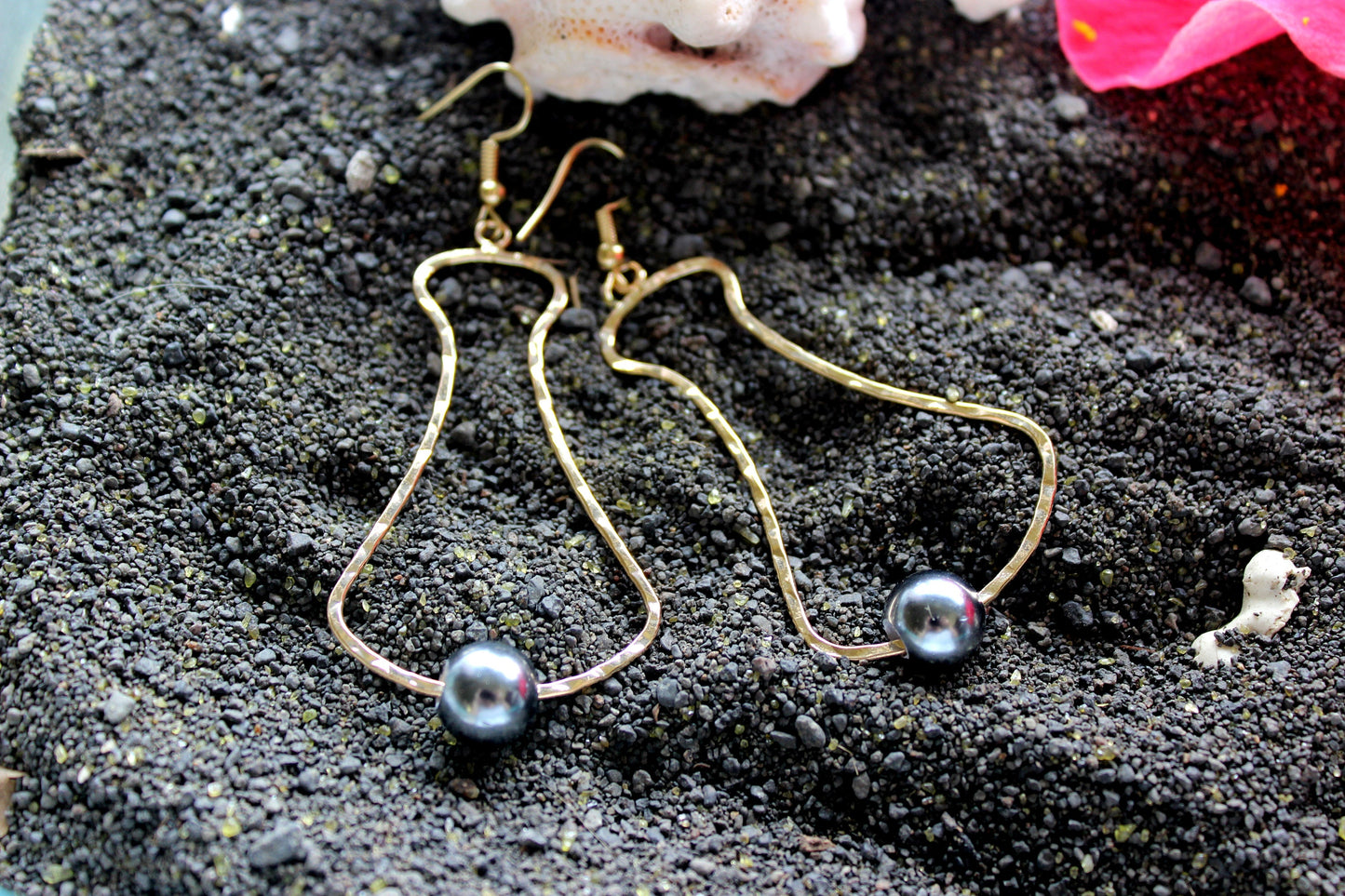 Hawaiian Poi Pounder: Hamilton Gold Earring with Shell Pearls