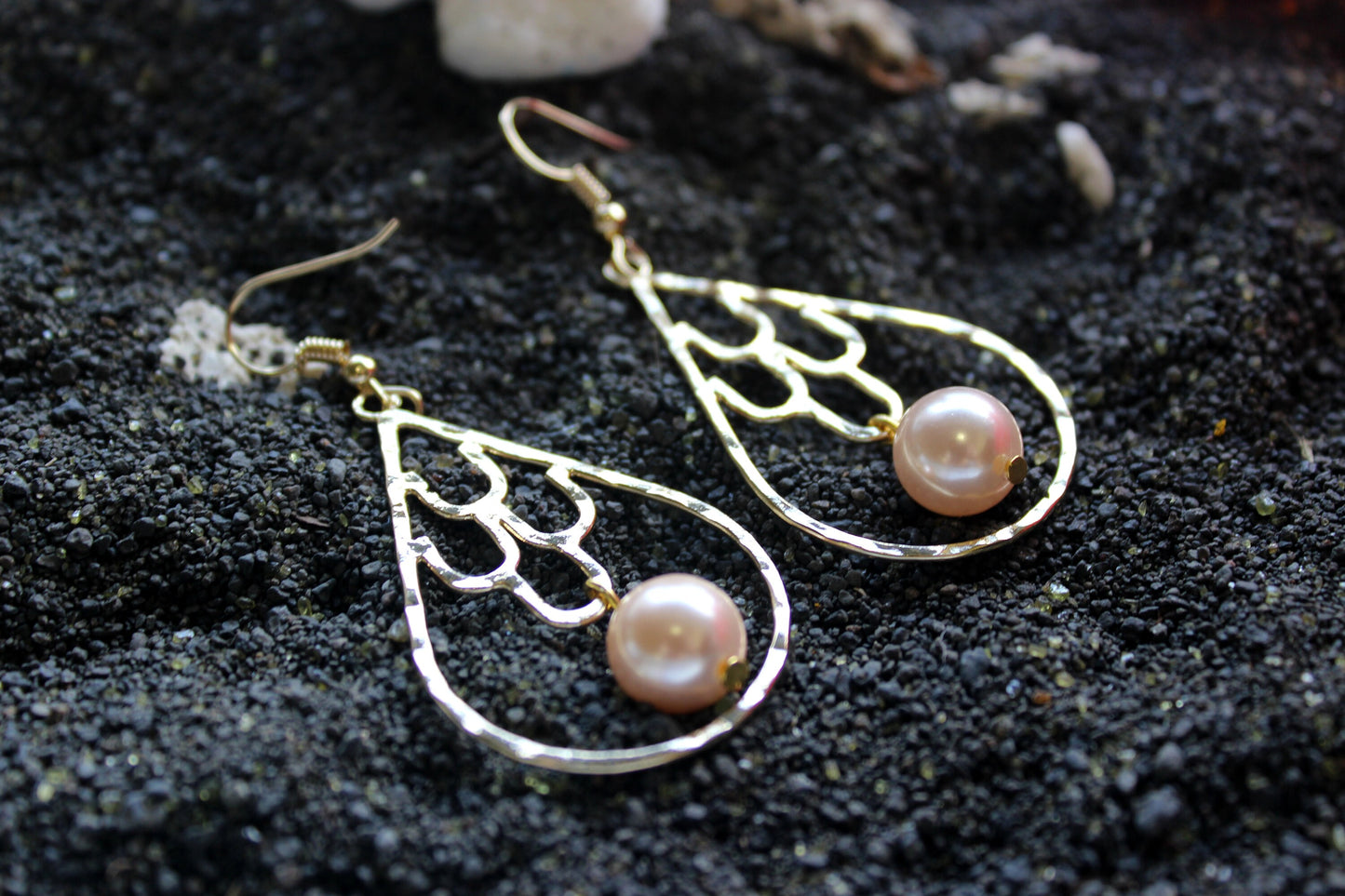 Mermaid Scales Teardrop : Hamilton Gold Earring with Shell Pearls