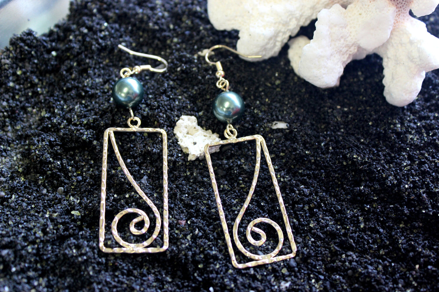 Spiral Rectangle: Hamilton Gold Earring with Shell Pearls