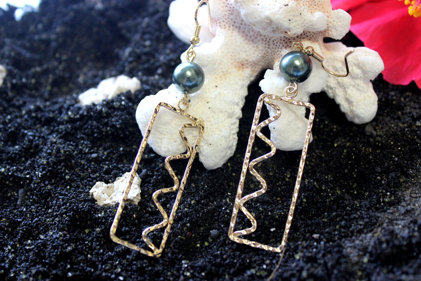 Hawaiian Island Style : Hamilton Gold Earring with Shell Pearls