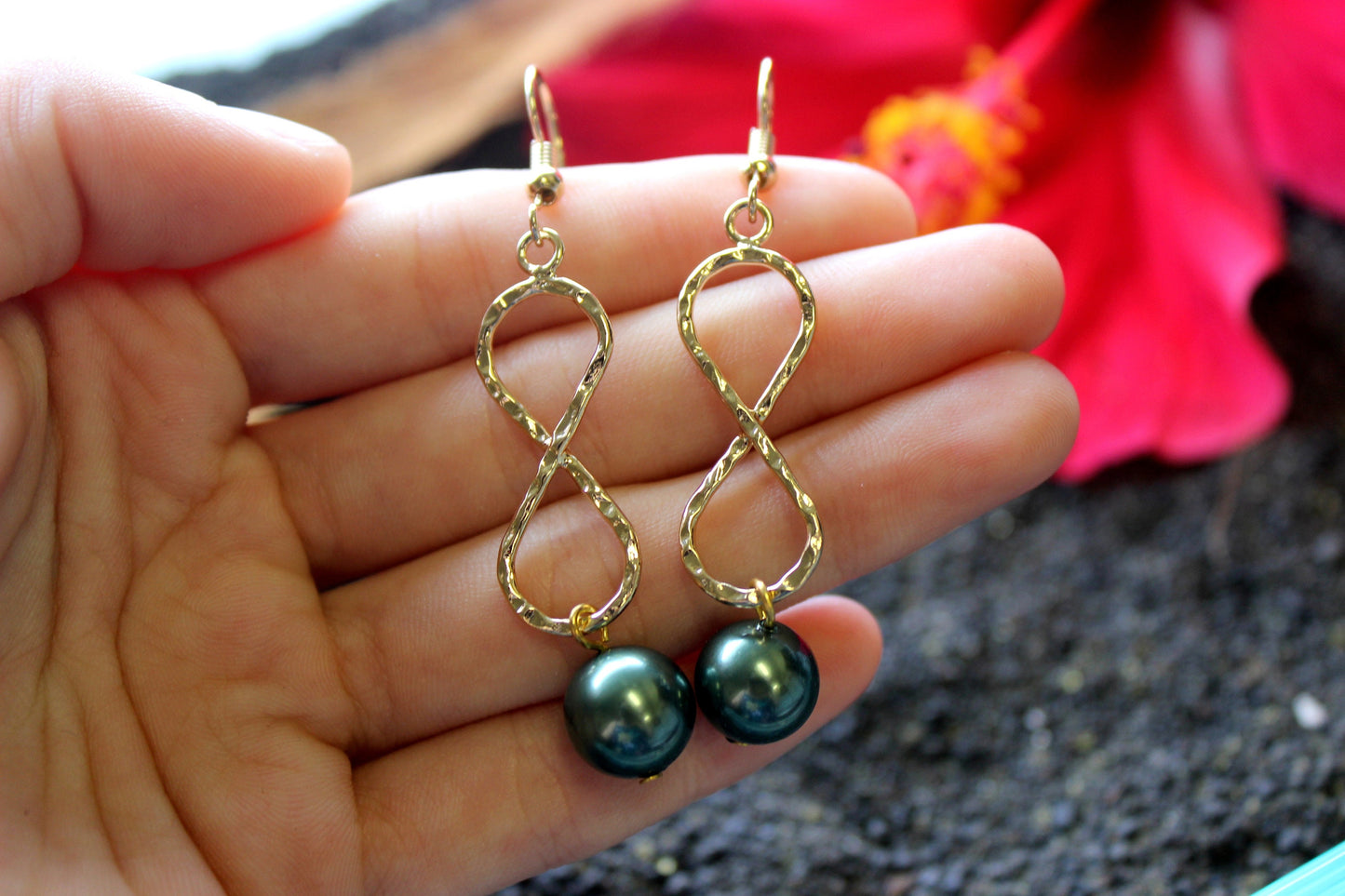 Infinity: Hamilton Gold Earring with Shell Pearls