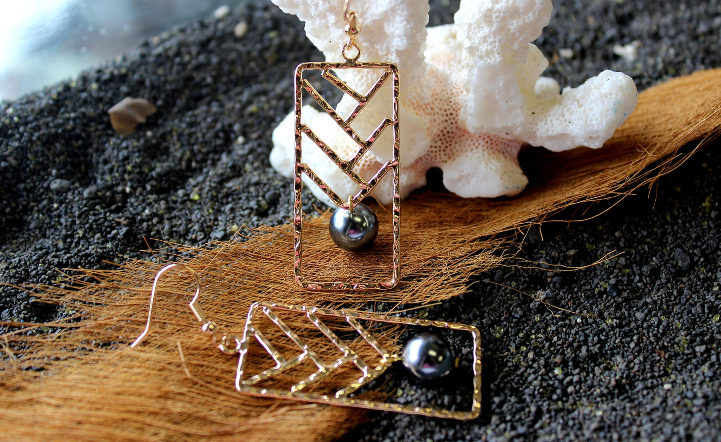 Hawaiian Lauhala Weave: Hamilton Gold Earring with Shell Pearls