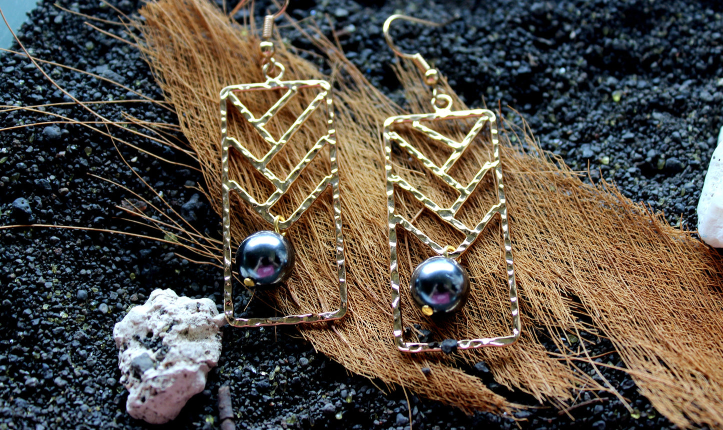 Hawaiian Lauhala Weave: Hamilton Gold Earring with Shell Pearls