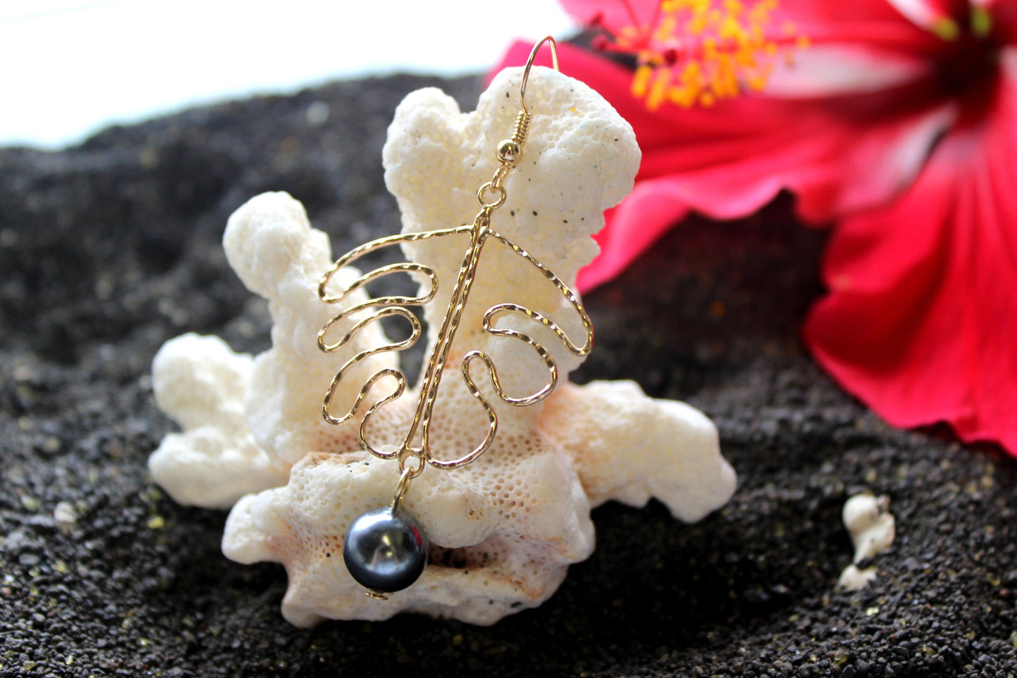 Monstera Wire: Hamilton Gold Earring with Shell Pearls