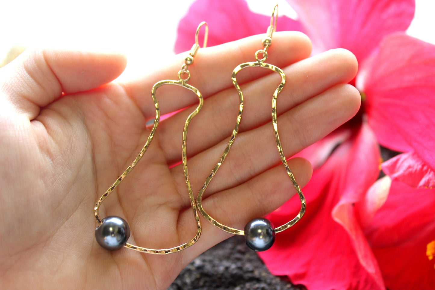 Hawaiian Poi Pounder: Hamilton Gold Earring with Shell Pearls