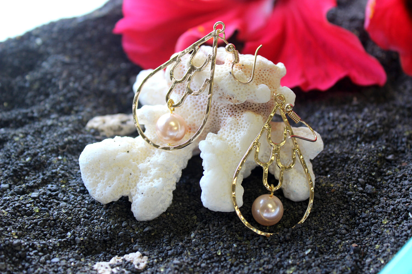 Mermaid Scales Teardrop : Hamilton Gold Earring with Shell Pearls