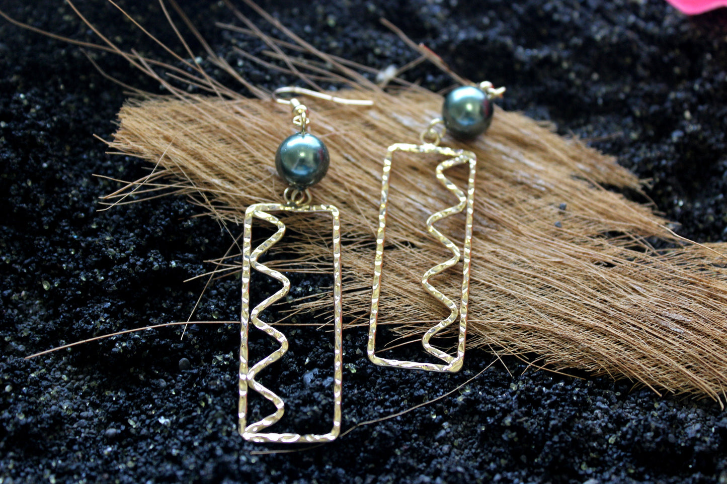 Hawaiian Island Style : Hamilton Gold Earring with Shell Pearls
