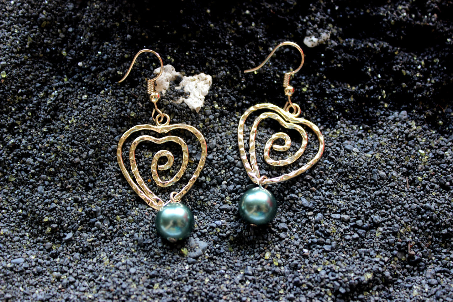 Heart Piko: Hamilton Gold Earring with Shell Pearls