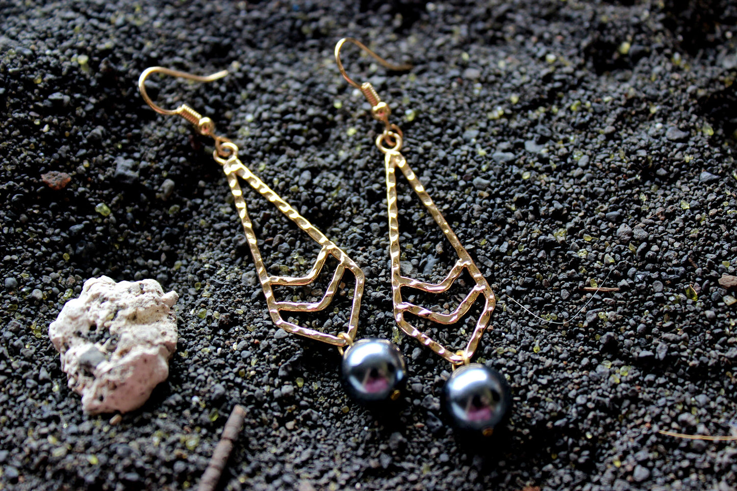 Hawaiian Tribal Design: Hamilton Gold Earring with Shell Pearls