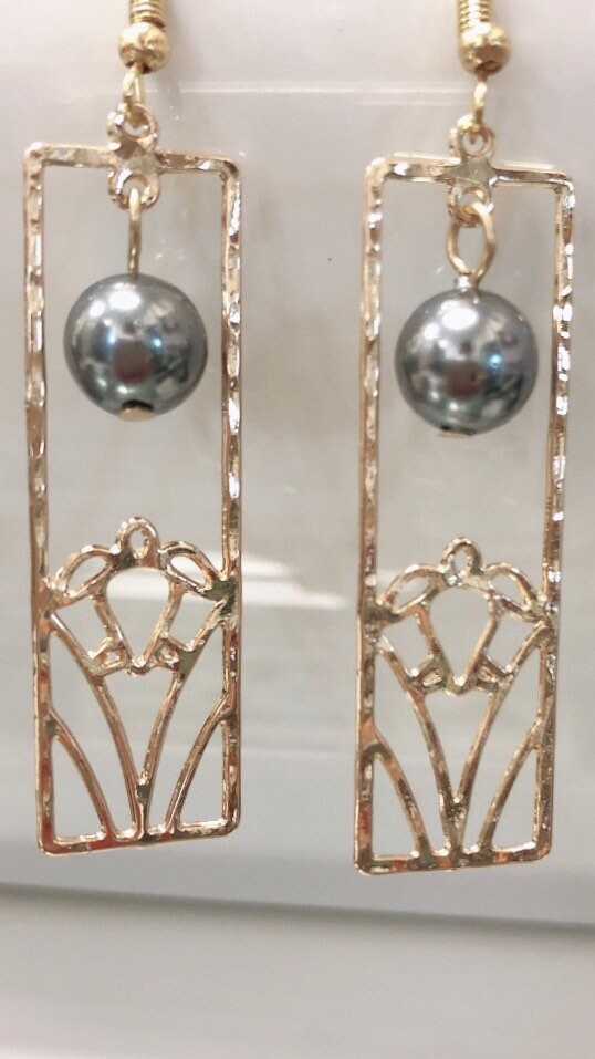 Hawaiian Honu Turtle Design: Hamilton Gold Earring with Shell Pearls