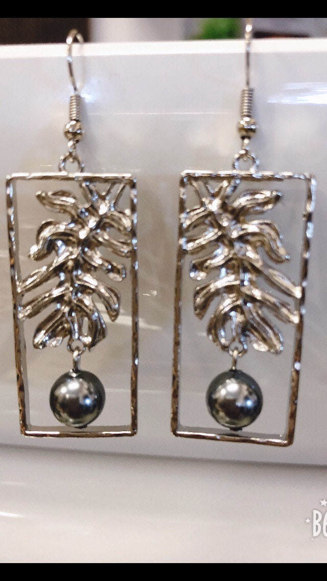 Hawaiian Ulu Tropical Leaf Design: Hamilton Silver Earring with Shell Pearls