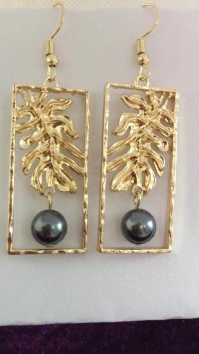 Hawaiian Tropical Ulu Leaf Design: Hamilton Gold Earring with Shell Pearls