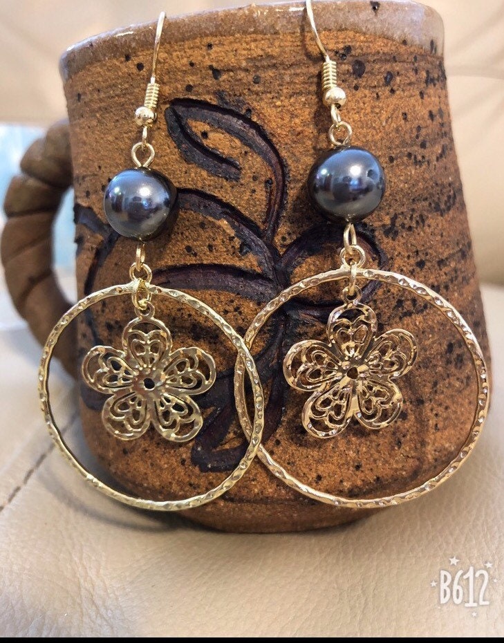 Hoop Tropical Flower: Hamilton Gold Earring with Shell Pearls