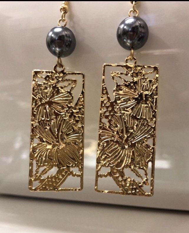 Hawaiian Hibiscus Flowers Pattern : Hamilton Gold Earring with Shell Pearls