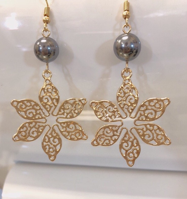Spiral Tropical Flower: Hamilton Gold Earring with Shell Pearls