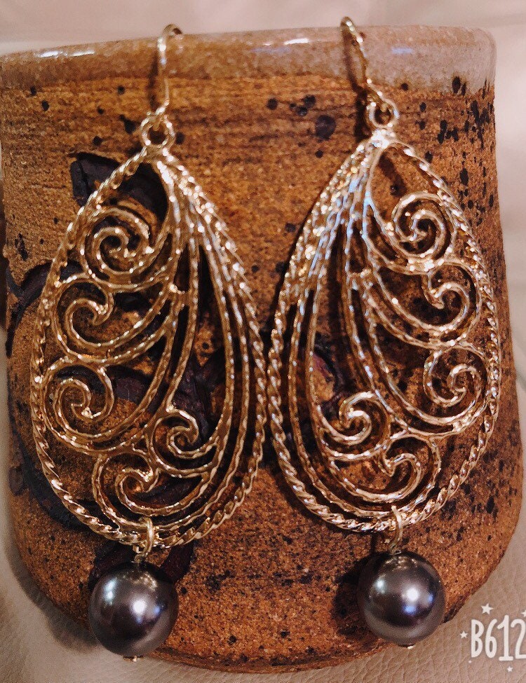 Spiral Wind : Hamilton Gold Earring with Shell Pearls