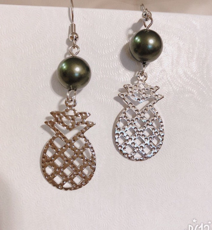 Hawaiian Small Pineapple Design: Hamilton Silver Earring with Shell Pearls