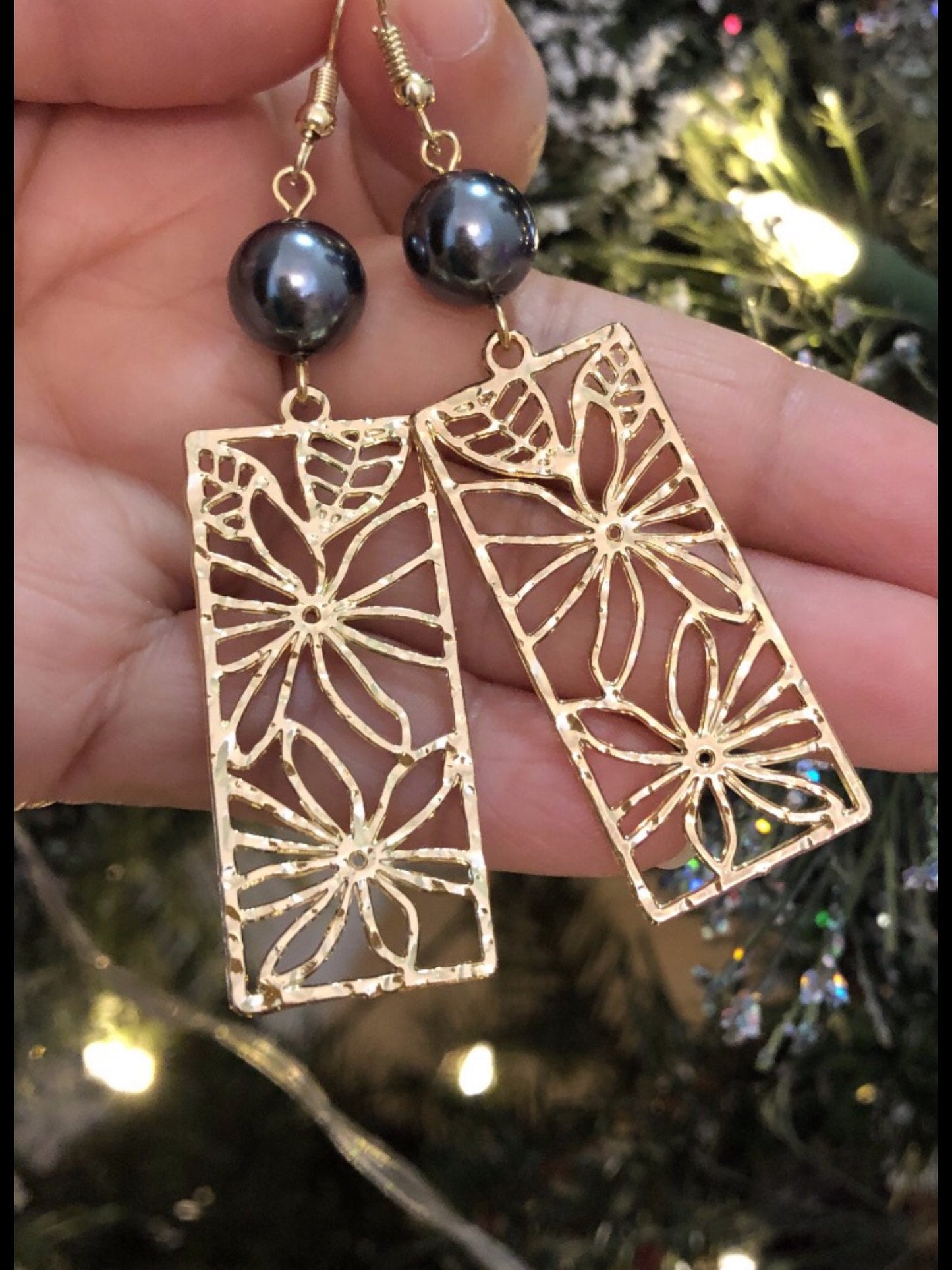 Hawaiian Tiare Flowers Rectangle : Hamilton Gold Earring with Shell Pearls