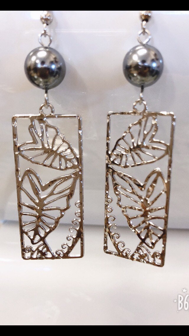 Hawaiian Taro Leaf: Hamilton Silver Earring with Shell Pearls