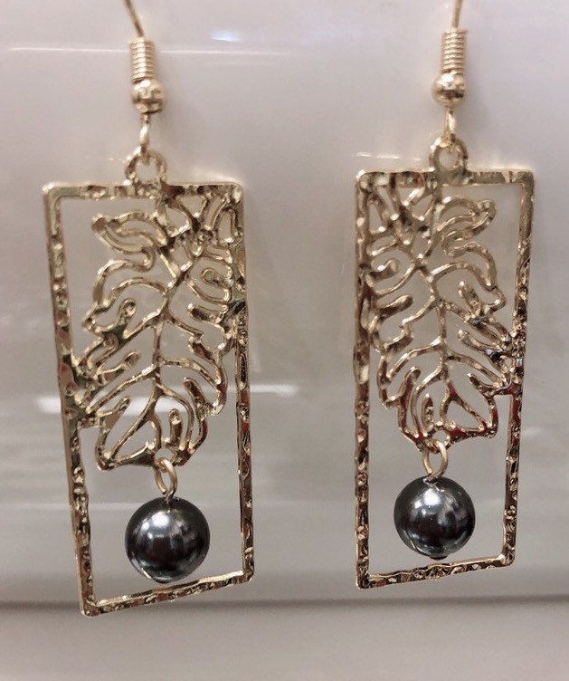 Hawaiian Ulu Leaf Design: Hamilton Gold Earring with Shell Pearls Breadfruit