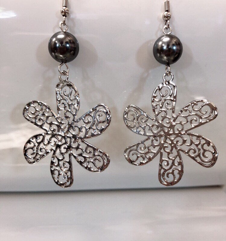 Spiral Tiare Flower Earrings: Hamilton Silver Earring with Shell Pearls
