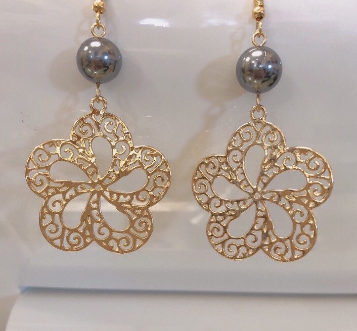 Spiral Hibiscus Flower Earrings: Hamilton Gold Earring with Shell Pearls