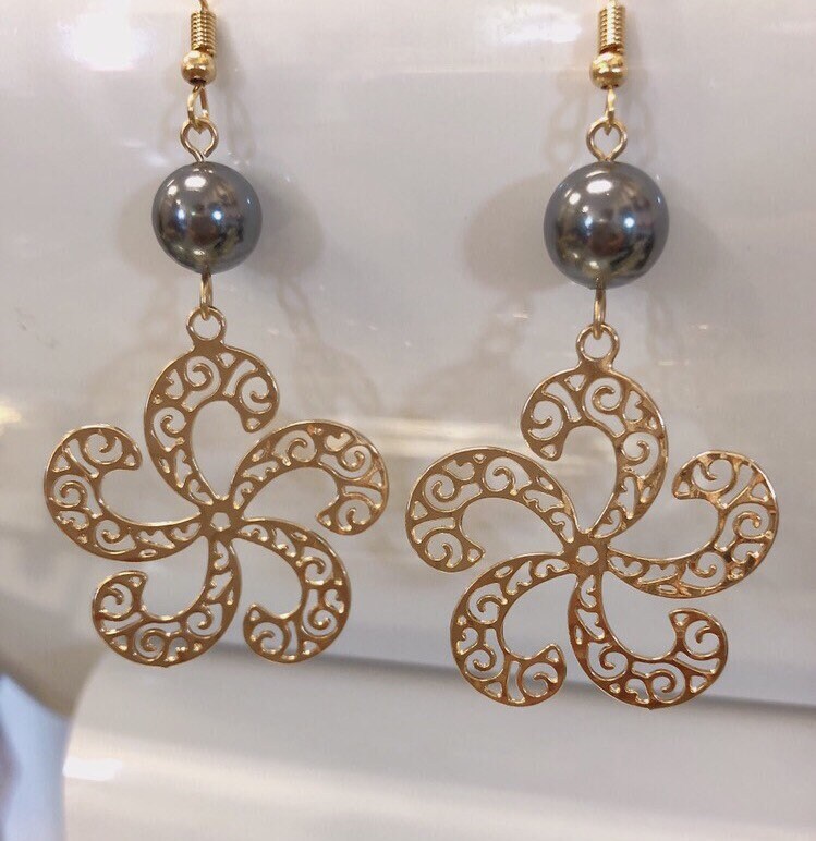Spiraling Tropical Tiare Flower Earrings: Hamilton Gold Earring with Shell Pearls