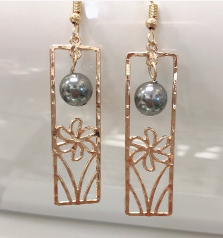Hawaiian Small Tiare Flower Rectangle Design: Hamilton Gold Earring with Shell Pearls