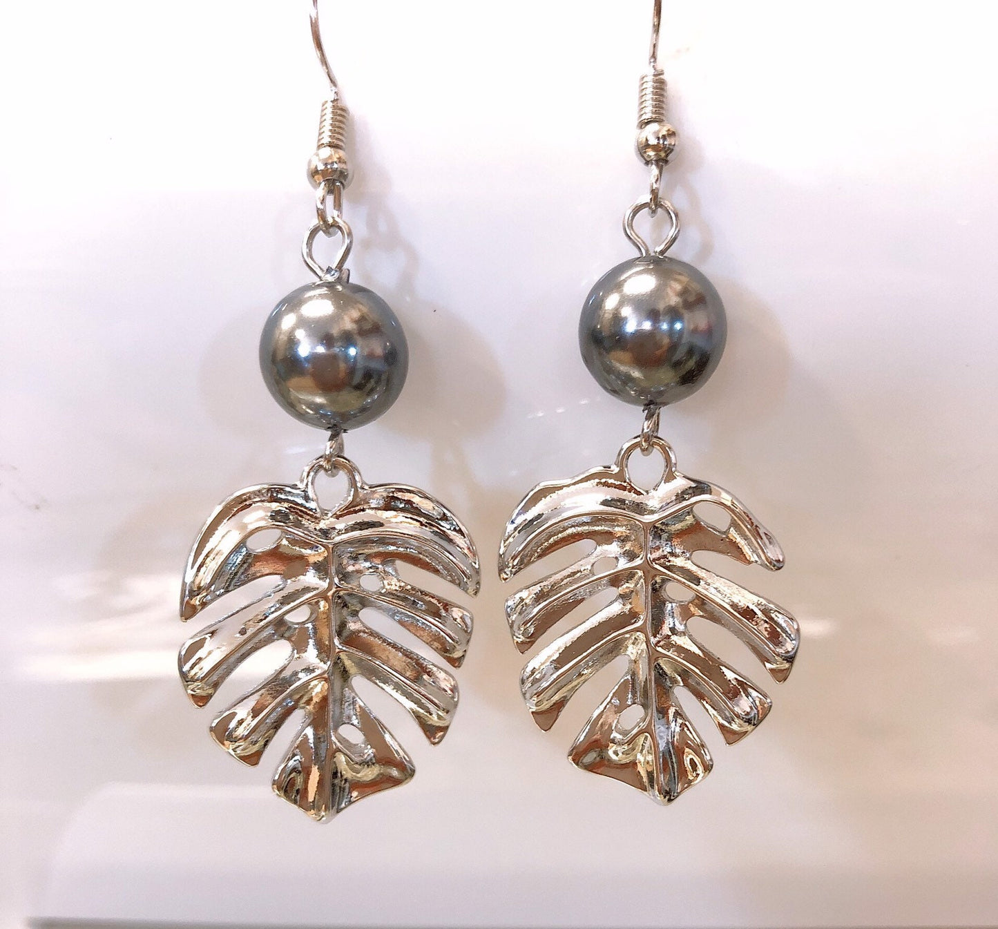 Small Monstera: Hamilton Silver Earring with Shell Pearls