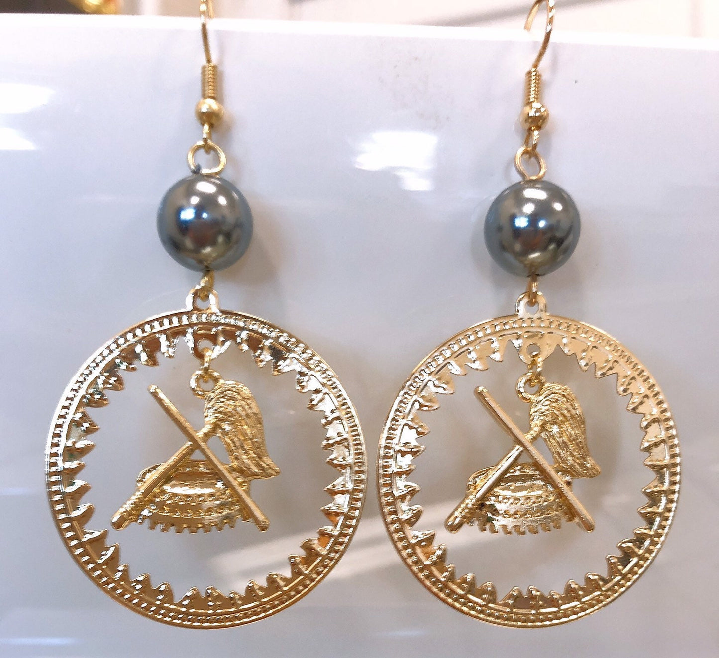 Samoa Seal: Hamilton Gold Earring with Shell Pearls