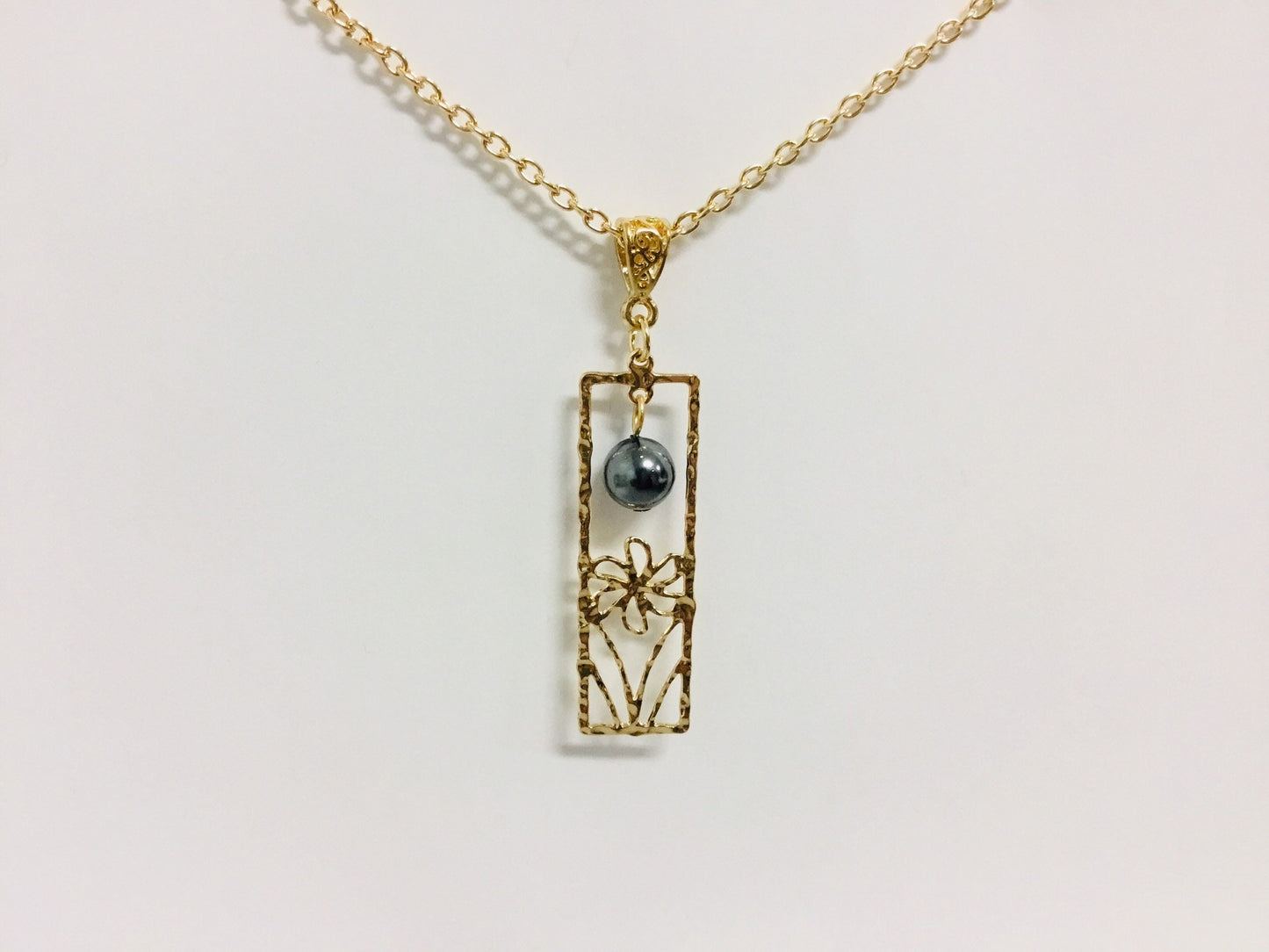 Hawaiian Small Tiare Flower Design : Hamilton Gold Necklace with Shell Pearls
