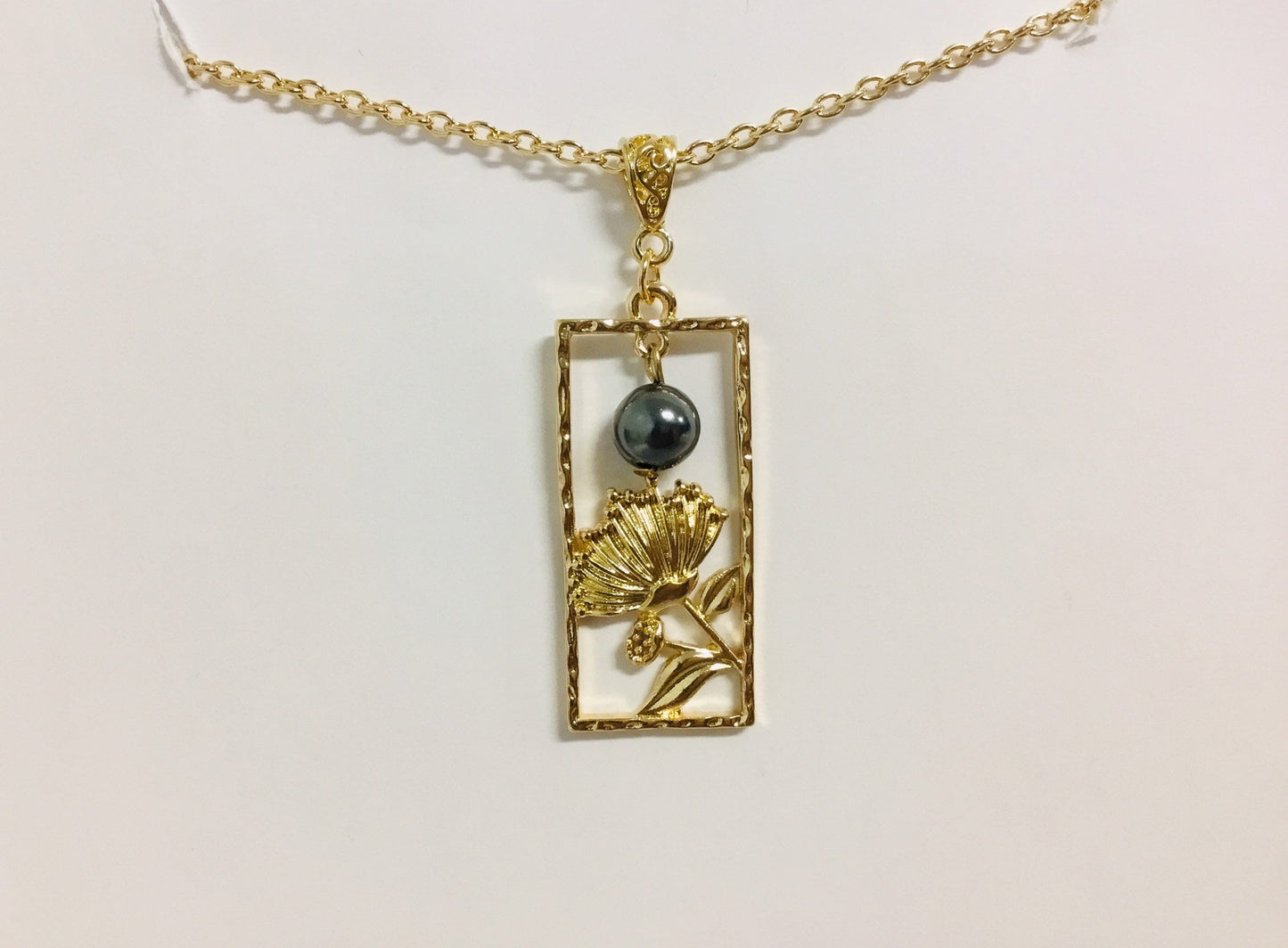 Lehua Tropical Flowers: Hamilton Gold Necklace with Shell Pearls