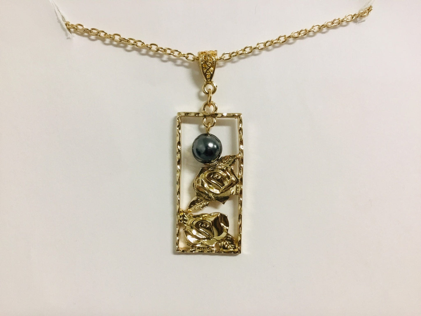 Rose Flowers: Hamilton Gold Necklace with Shell Pearls
