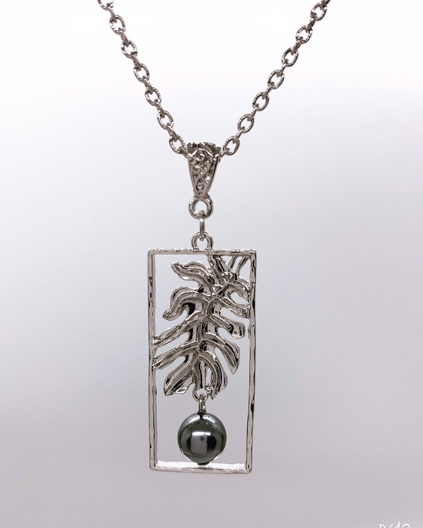 Hawaiian Ulu Tropical Leaf Design : Hamilton Silver Necklace with Shell Pearls
