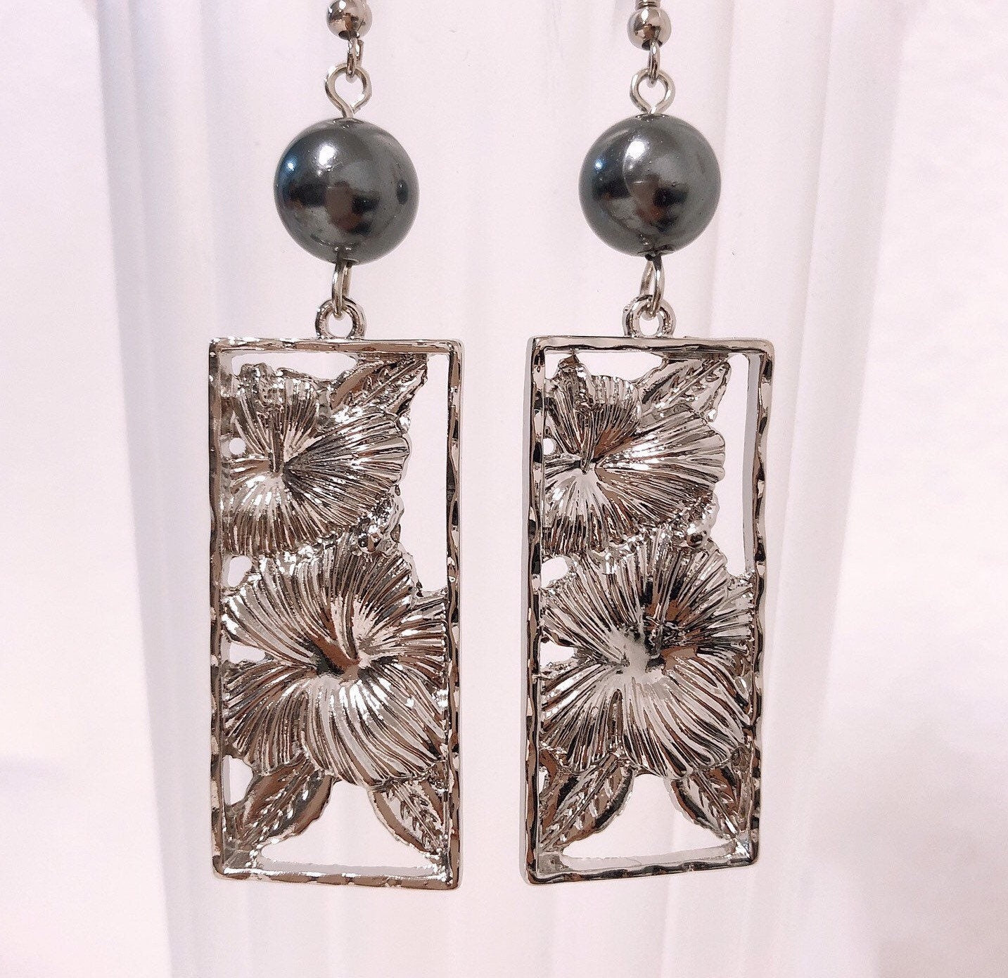 Hawaiian Hibiscus Flowers Rectangle : Hamilton Silver Earring with Shell Pearls