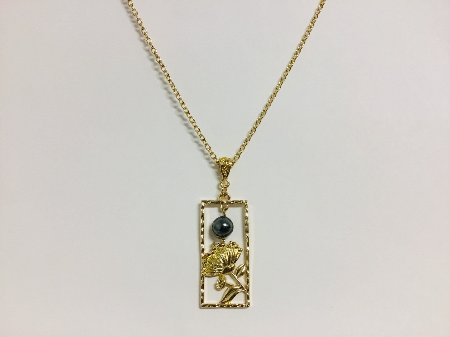 Lehua Tropical Flowers: Hamilton Gold Necklace with Shell Pearls