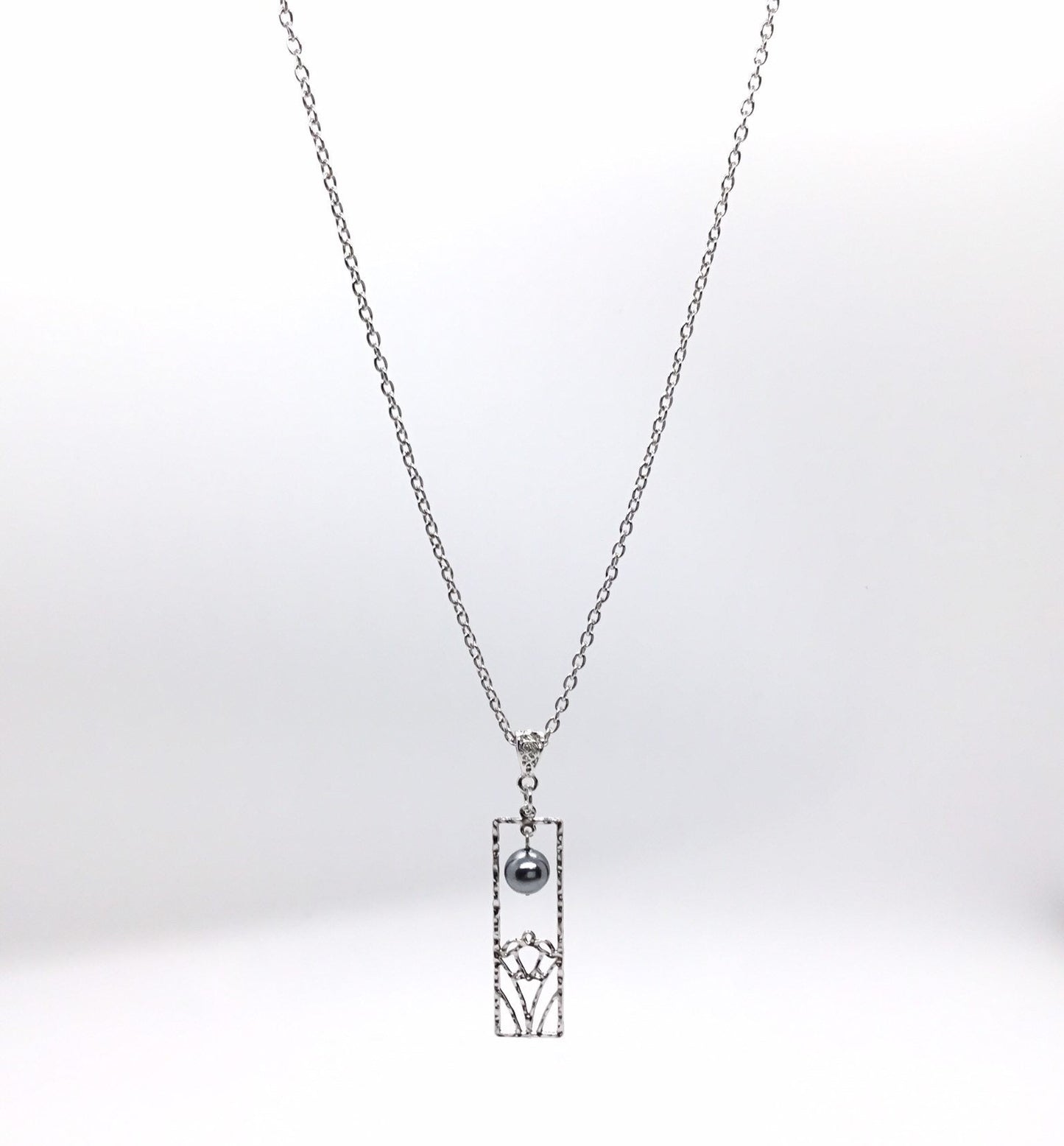 Hawaiian Honu Turtle Design : Hamilton Silver Necklace with Black Shell Pearls