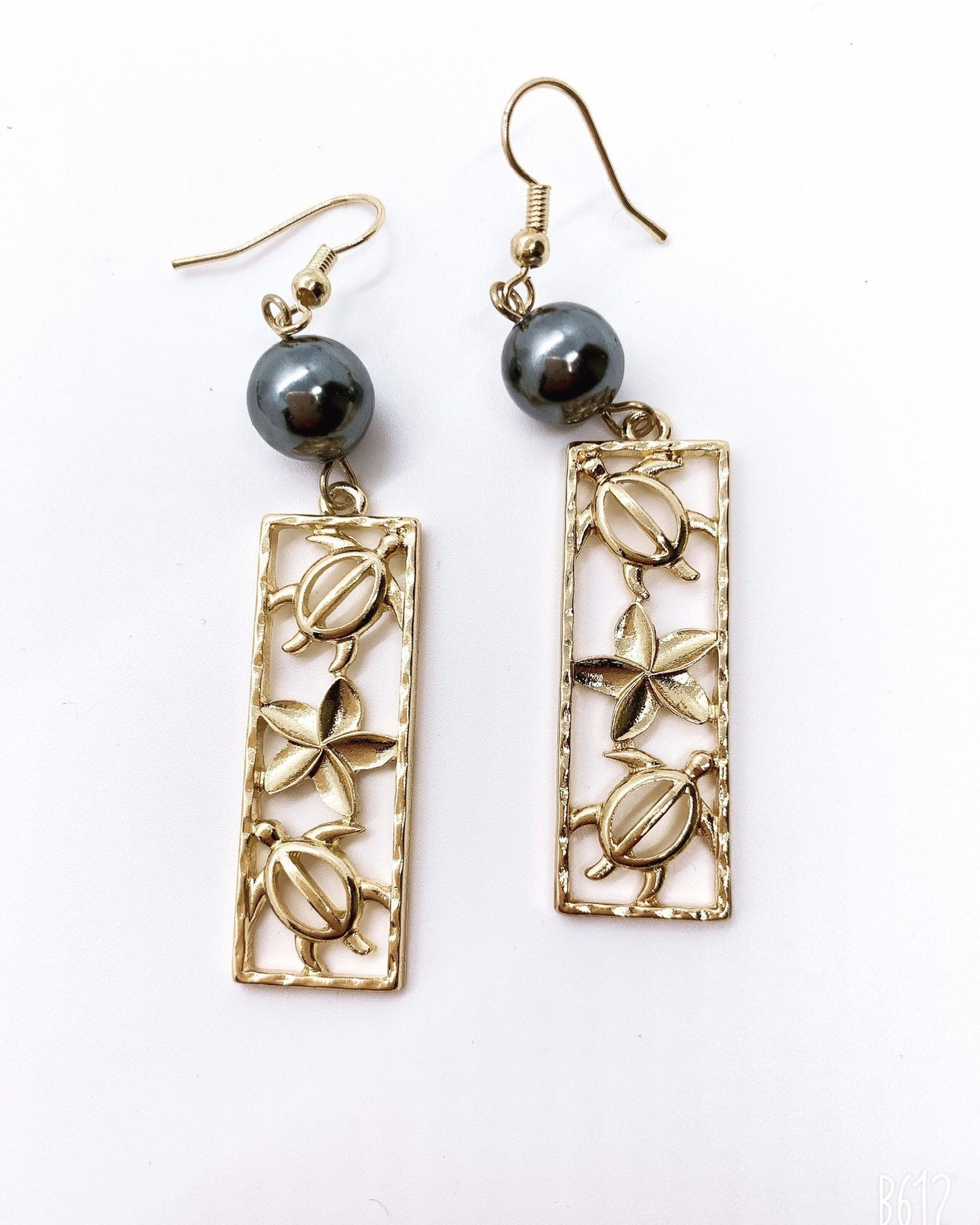 Hawaiian Honu and Plumeria : Hamilton Gold Earring with New color Shell Pearls