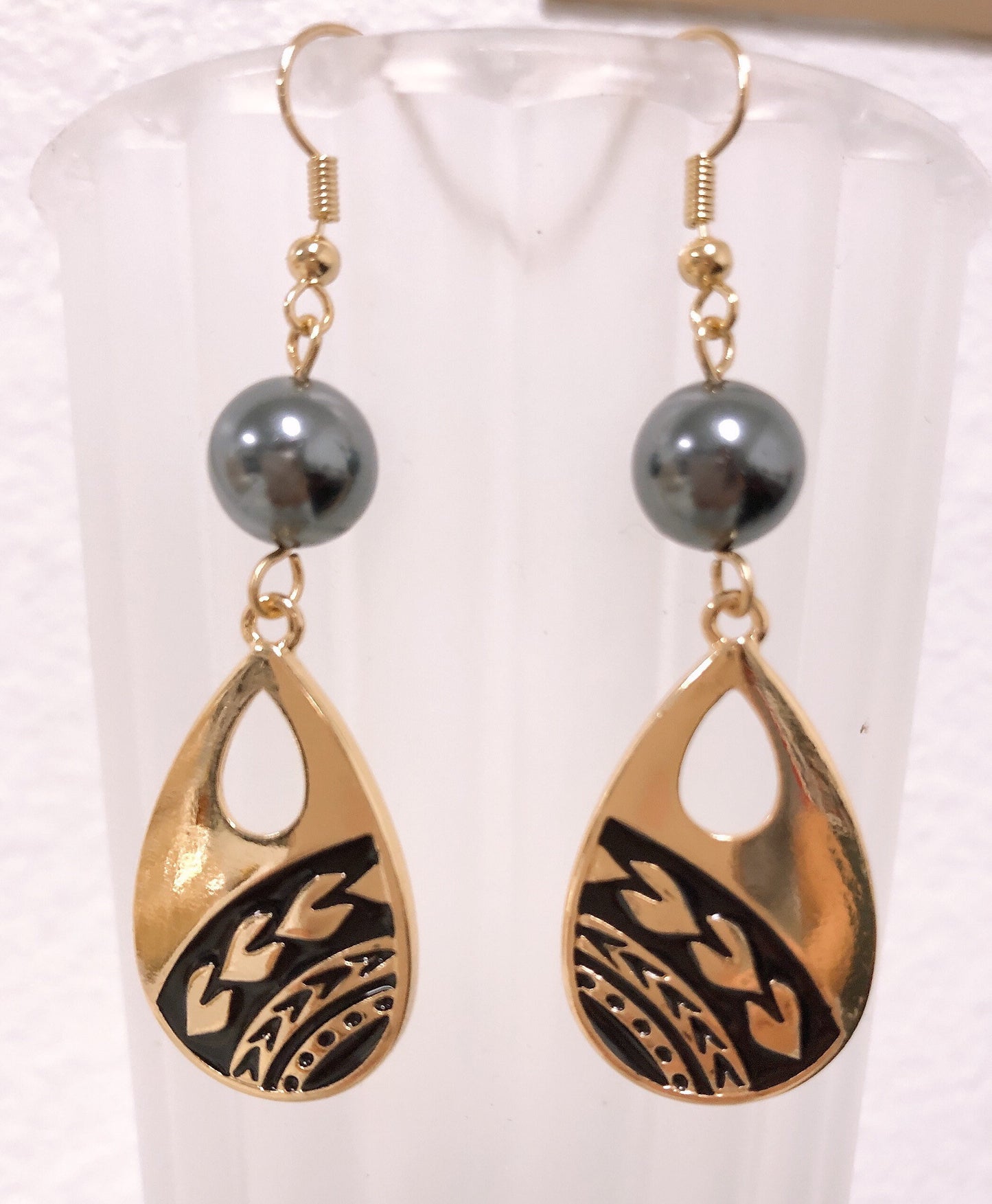 Mauna Kea Black Tribal: Hamilton Gold Earring with Shell Pearls