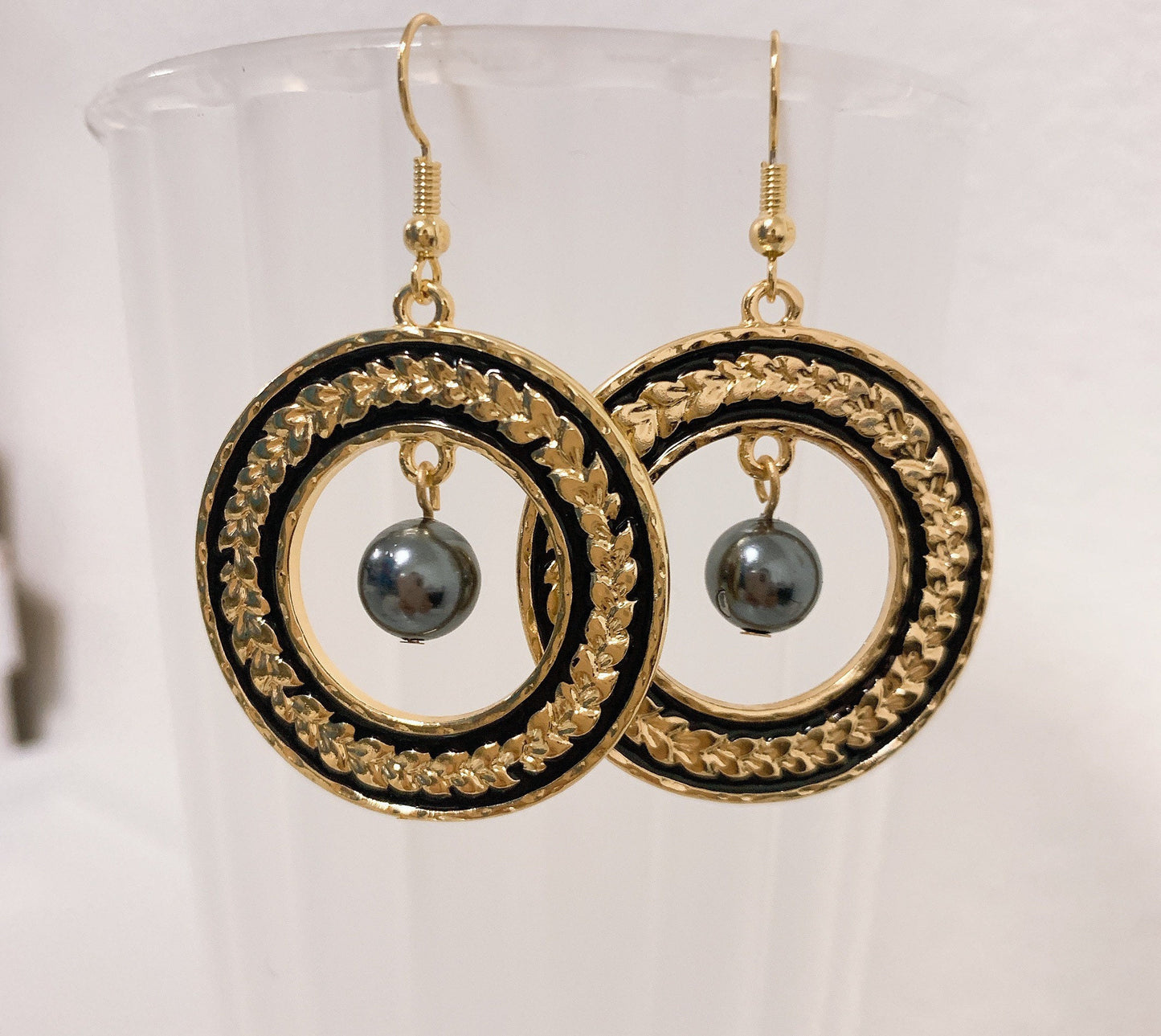 Maile lei Black enamel Circle: Hamilton Gold Earring with Shell Pearls