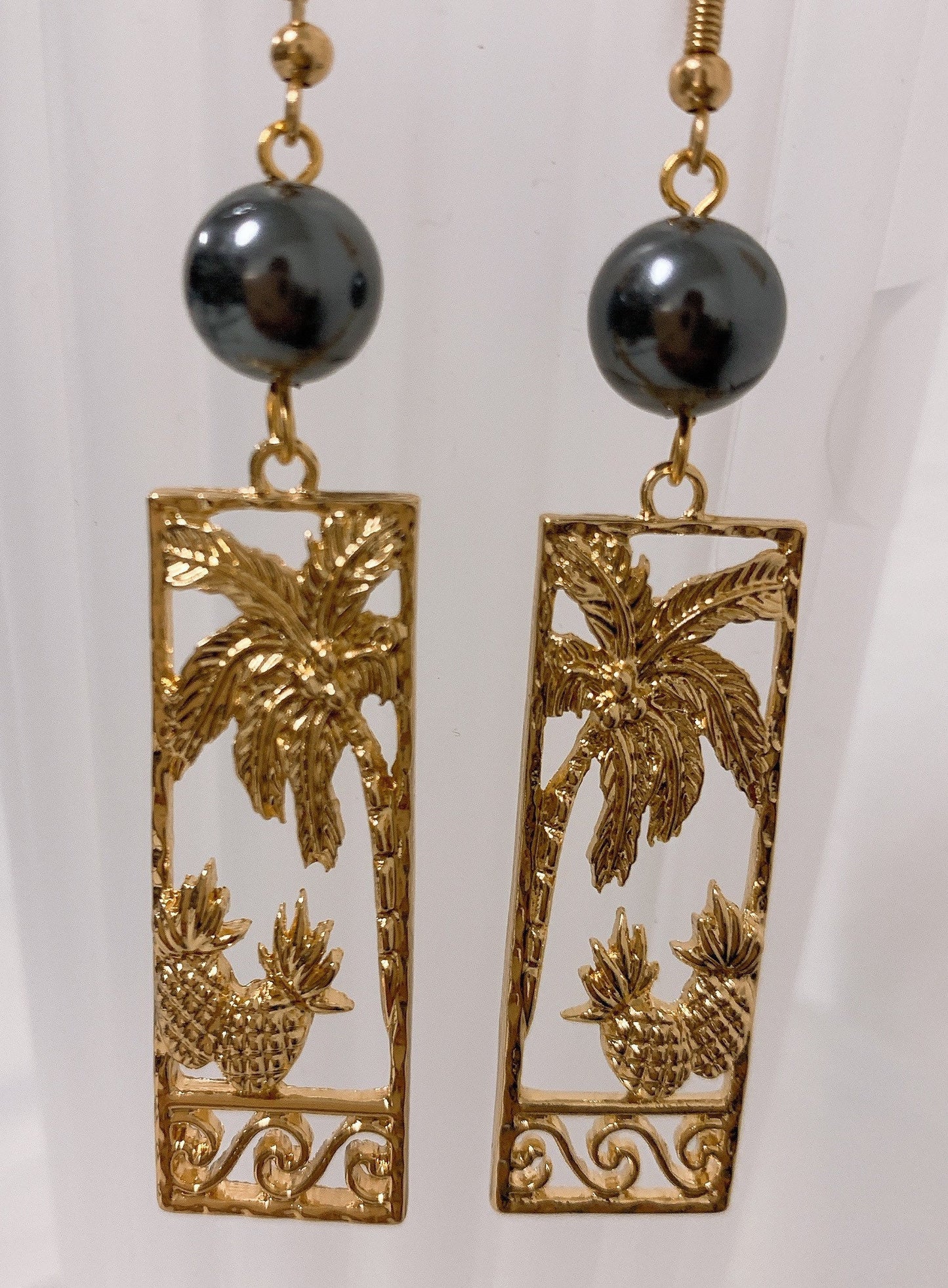 Hawaiian palm tree and pineapple : Hamilton Gold Earring with Shell Pearls