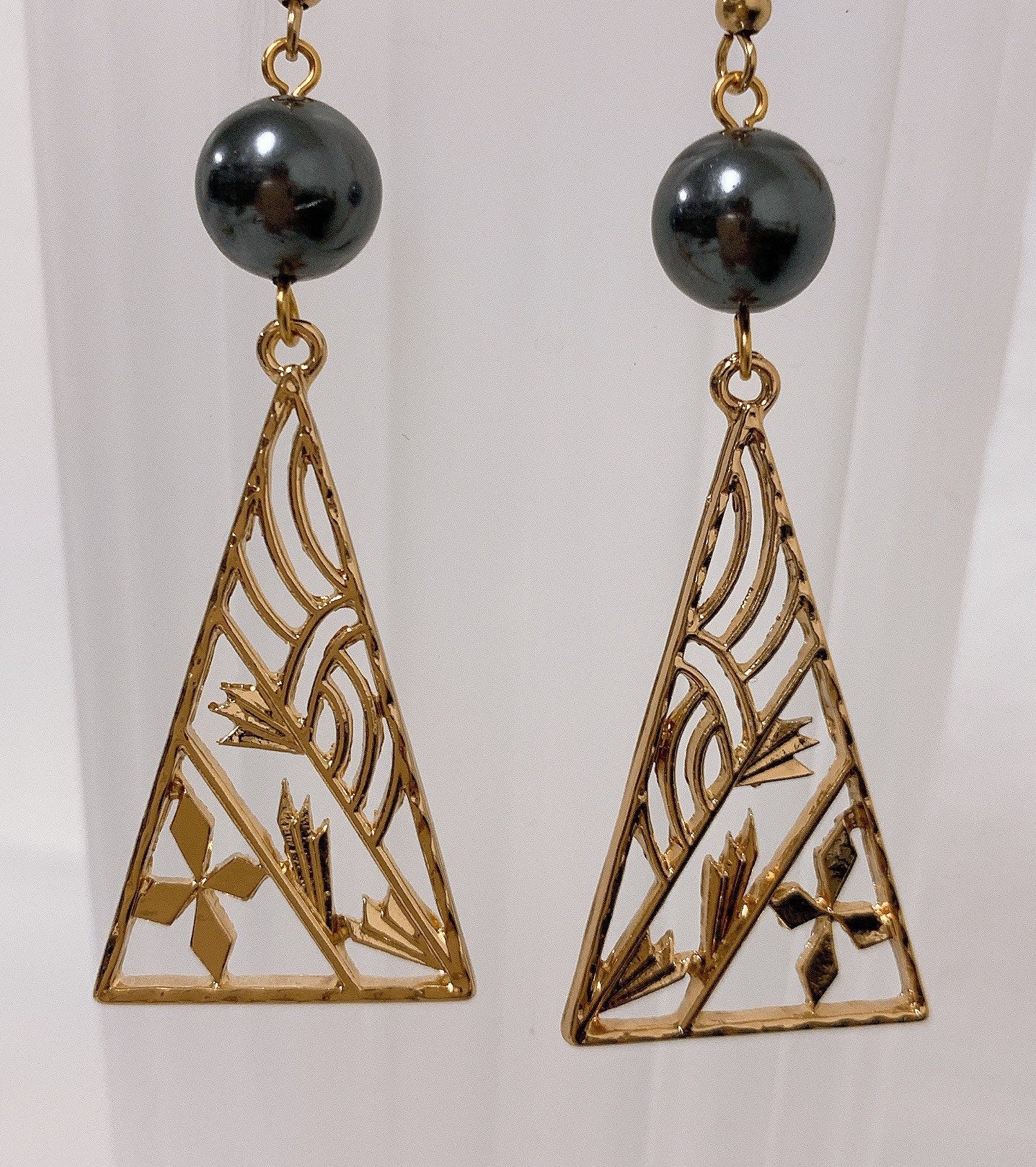 Hawaiian Tribal Tropical Flower Triangle Design : Hamilton Gold Earring with Shell Pearls