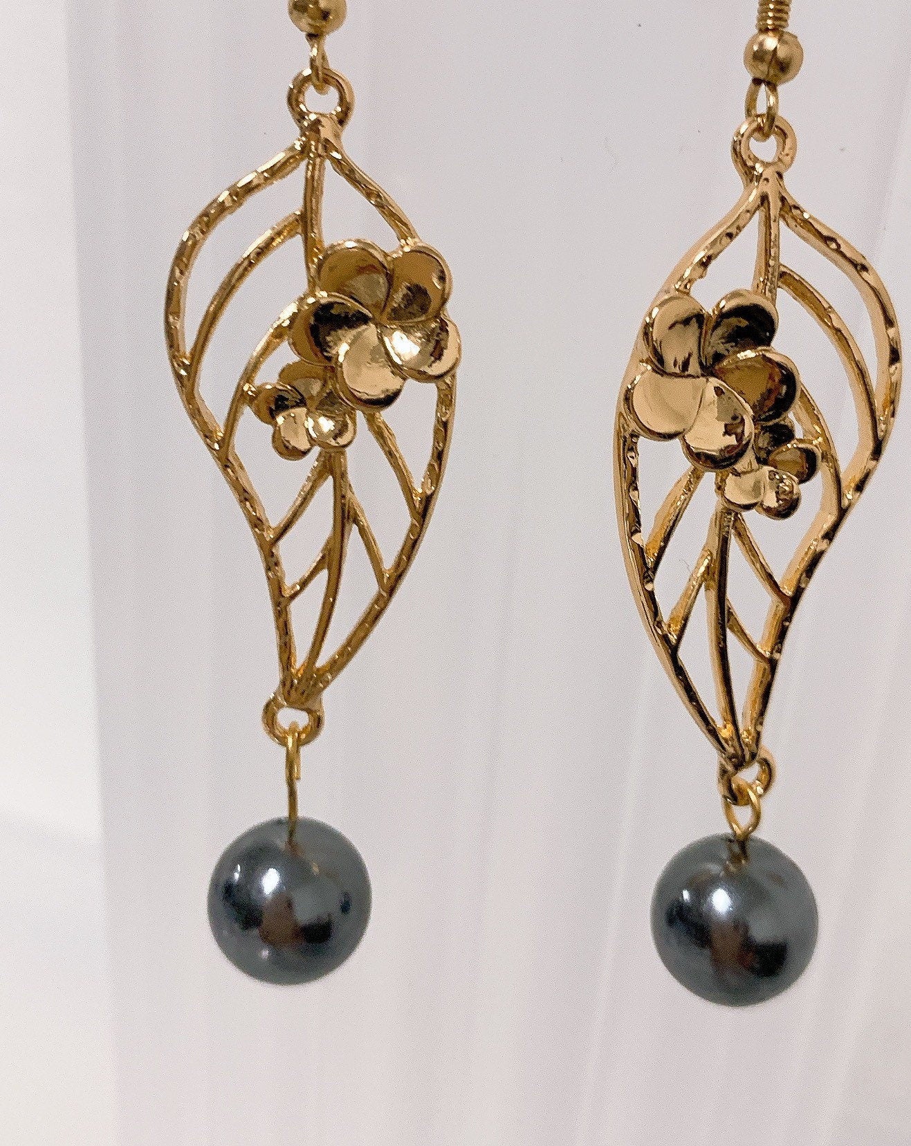 Hawaiian Plumeria Flowers with Tropical leaf : Hamilton Gold Earring with Shell Pearls