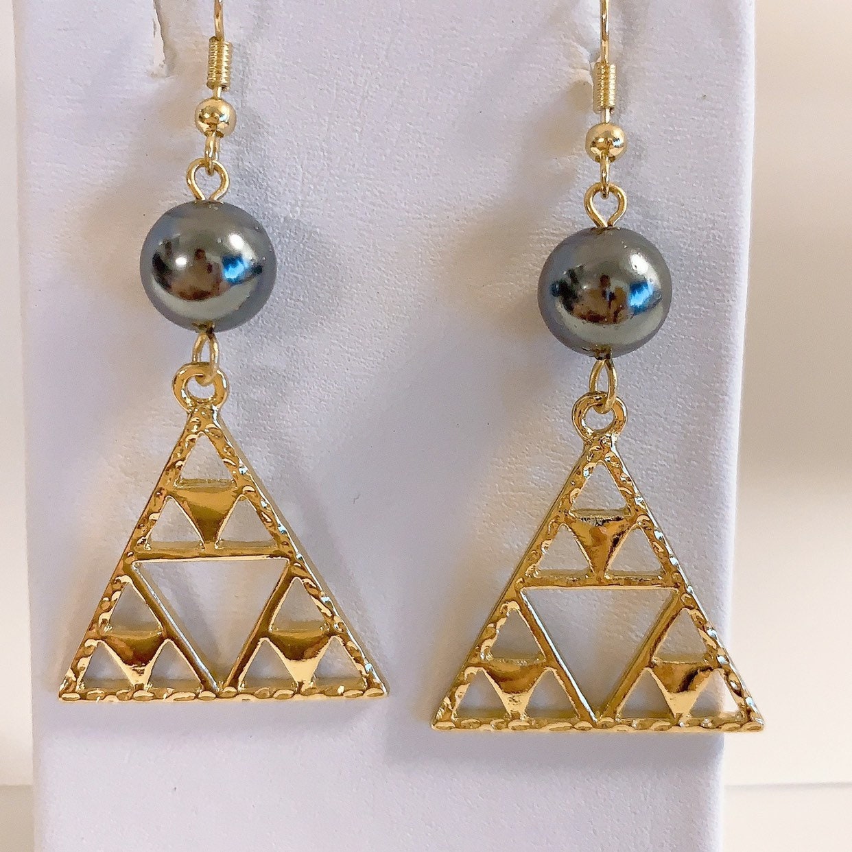 Mauna Kea Tribal Triangle: Hamilton Gold Earring with Shell Pearls