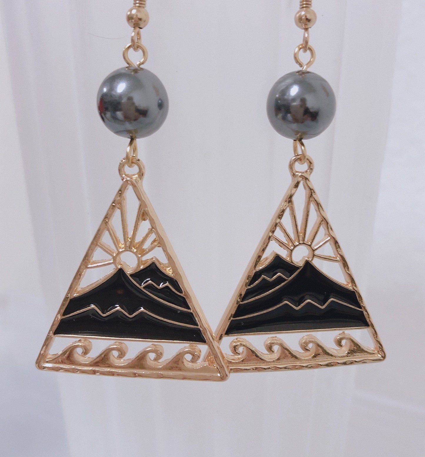 Mauna Kea with sun rise : Hamilton Gold Earring with Shell Pearls